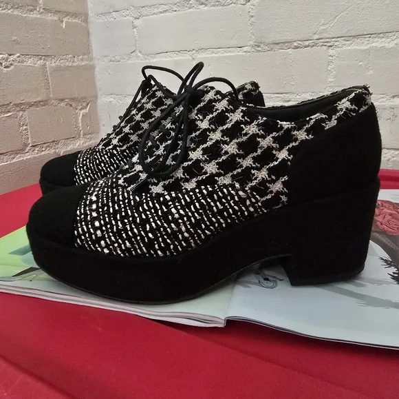 SOLD 💔 Chanel Tweed Lace Up Platform Oxford Shoes - Picture 9 of 17